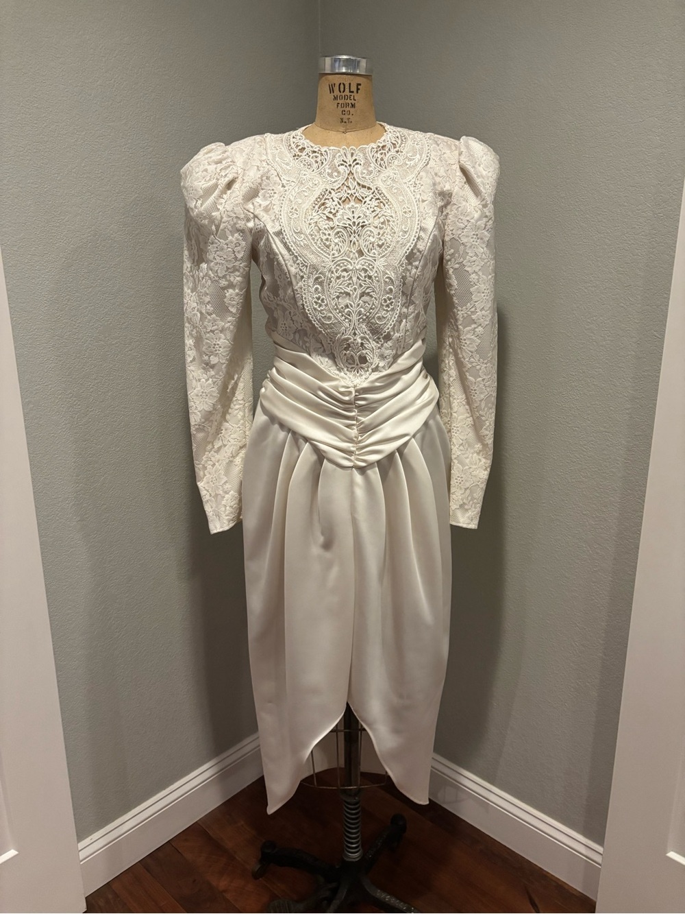 Scott McClintock- SZ 6 Vintage 80’s Ivory Puff Shoulder Lace Satin Wedding Dres